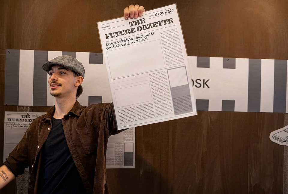 Workshopteilnehmer präsentiert die Methode „Future Gazette“, um Zukunftsszenarien für die Kommunikation zu entwickeln.