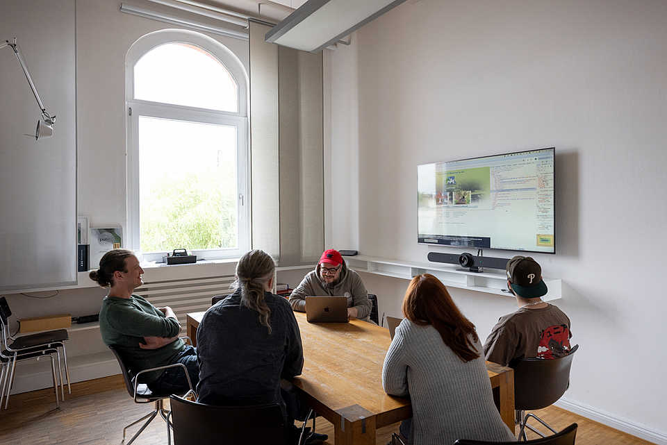 Webteam bei einer Besprechung