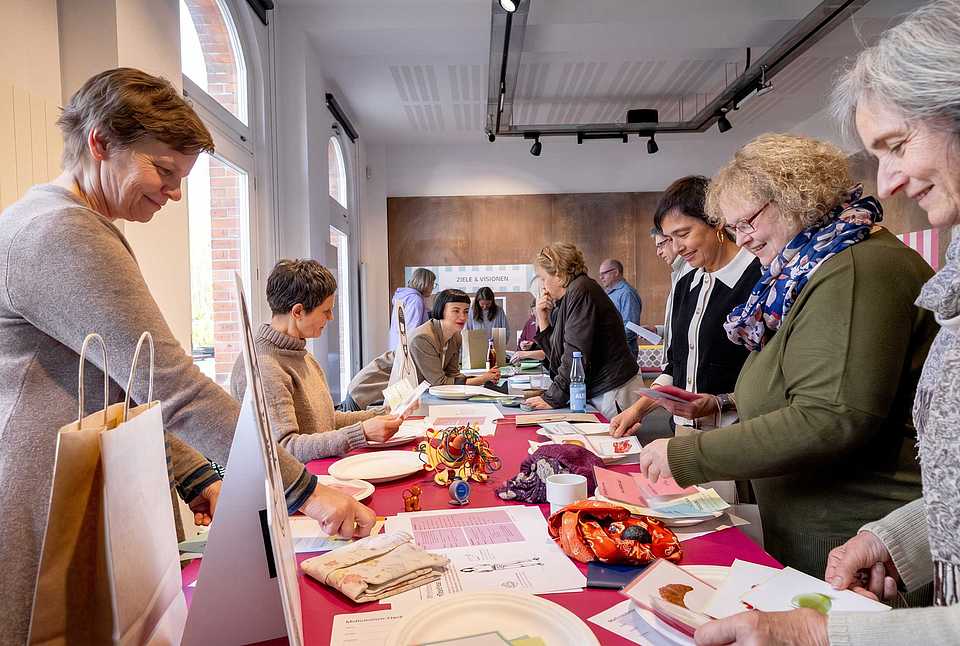 Teilnehmende eines Workshops entwickeln gemeinsam Ideen und Materialien für die Kommunikationsstrategie der Evangelischen Kitas Bremen.