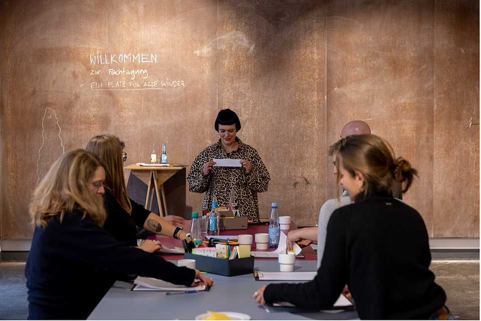 Das Kernteam diskutiert und strukturiert gemeinsam Herausforderungen, Ziele und Kommunikationsbedarfe in einem Workshop.