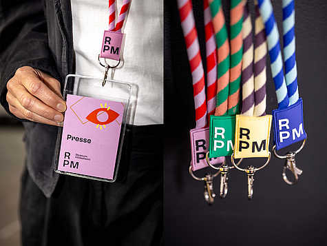 Badges vom RPM Museum mit illustrativen Gestaltungselementen und farbigen Textilbändern