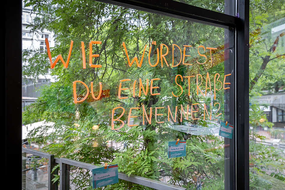 Handschriftliche Frage zur Umbenennung von Straßennamen auf der Fensterfront des Workshopraums