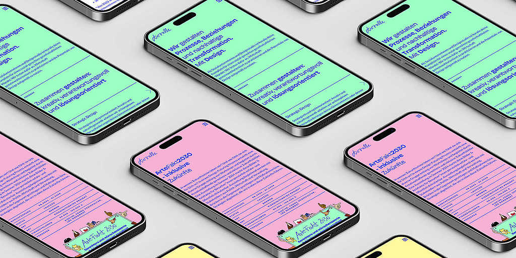 Mehrere Smartphones liegen in einem diagonalen Muster und zeigen farbenfrohe Webseiten mit den Überschriften 'Wir gestalten Prozesse' und 'Artefakt2030' auf ihren Bildschirmen. Die Webseiten sind in Pastellfarben gestaltet. Jede Webseite enthält Textblöcke und Illustrationen, die die verschiedenen Designprojekte und Initiativen beschreiben.