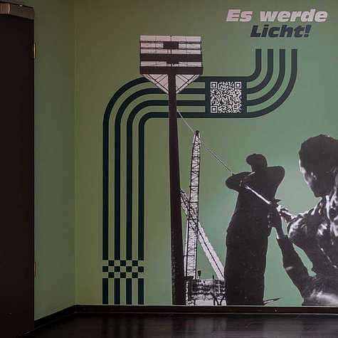 Wandgrafik zur Geschichte des Flutlichts im Weserstadion mit historischem Foto und QR-Code