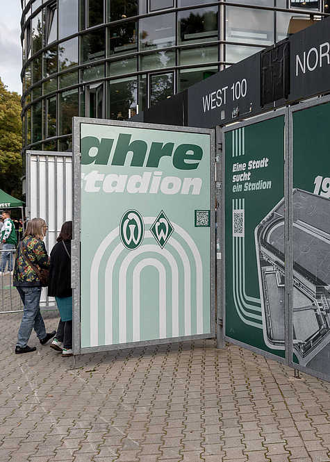 Gestaltete Eingangstore des Weserstadions mit Jubiläumsgrafik, historischen Motiven und QR-Codes