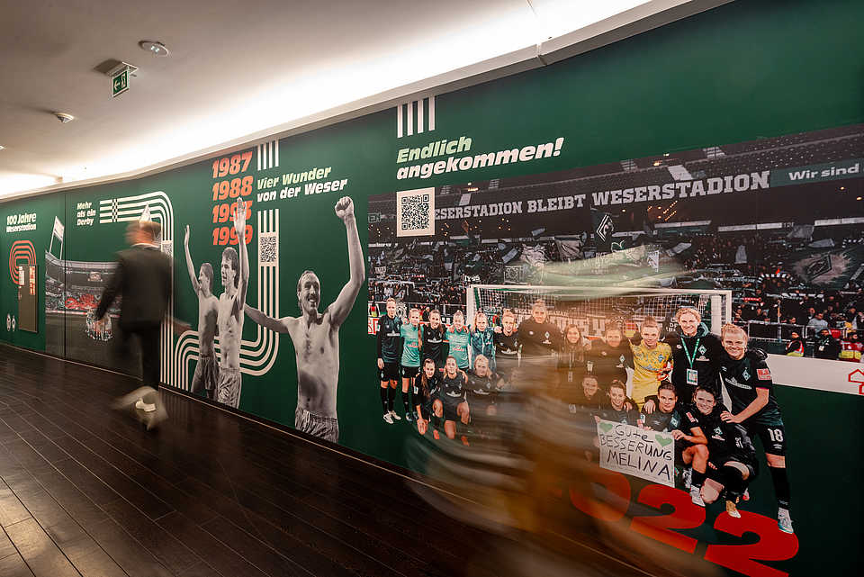 Großflächige Wandgestaltung im Weserstadion mit historischen und aktuellen Momenten der Vereinsgeschichte