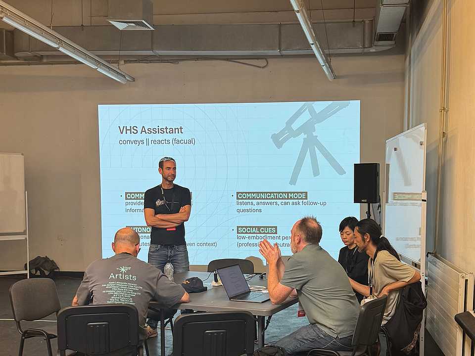 Adrian Rudershausen präsentiert den VHS Assistant in einem Workshop auf der Ars Electronica.