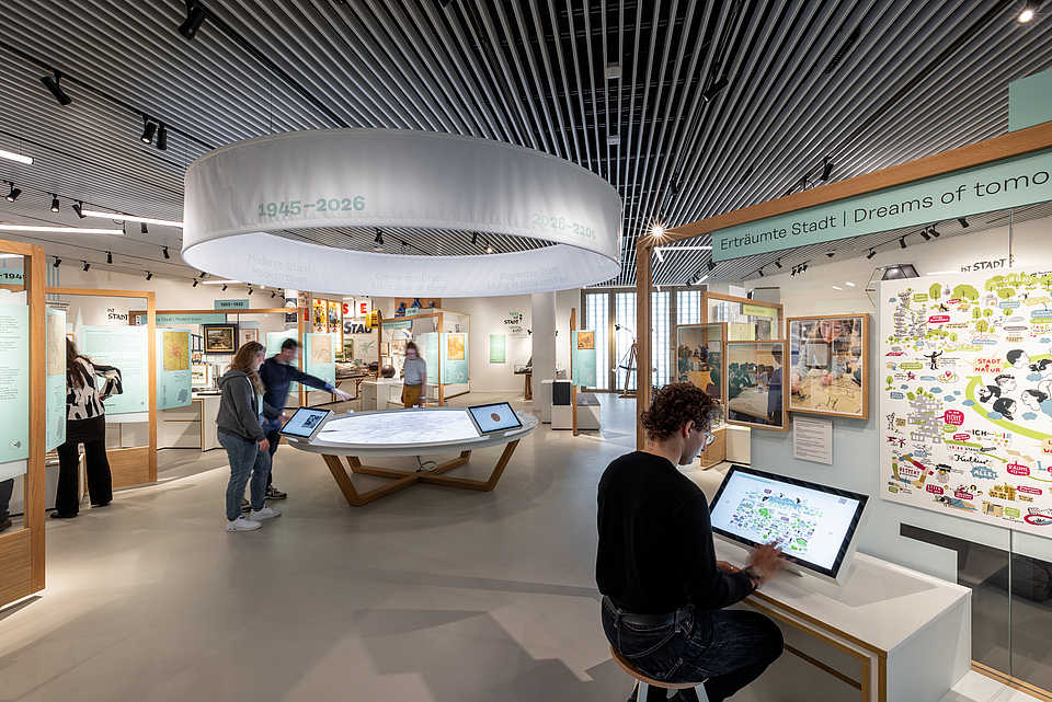 Besucher:innen in der neuen Dauerausstellung des Stadtmuseums Oldenburg mit interaktiven Medienstationen und Exponaten.