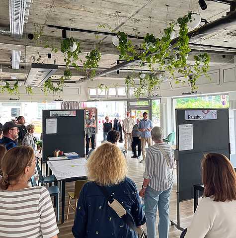 Mitarbeitende des RPM Museums Hildesheim kommen in einem Workshopraum zusammen und diskutieren erste Ideen zum neuen Erscheinungsbild.