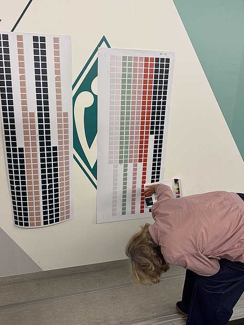 Farbtests für die Wandgestaltung zu 100 Jahre Weserstadion