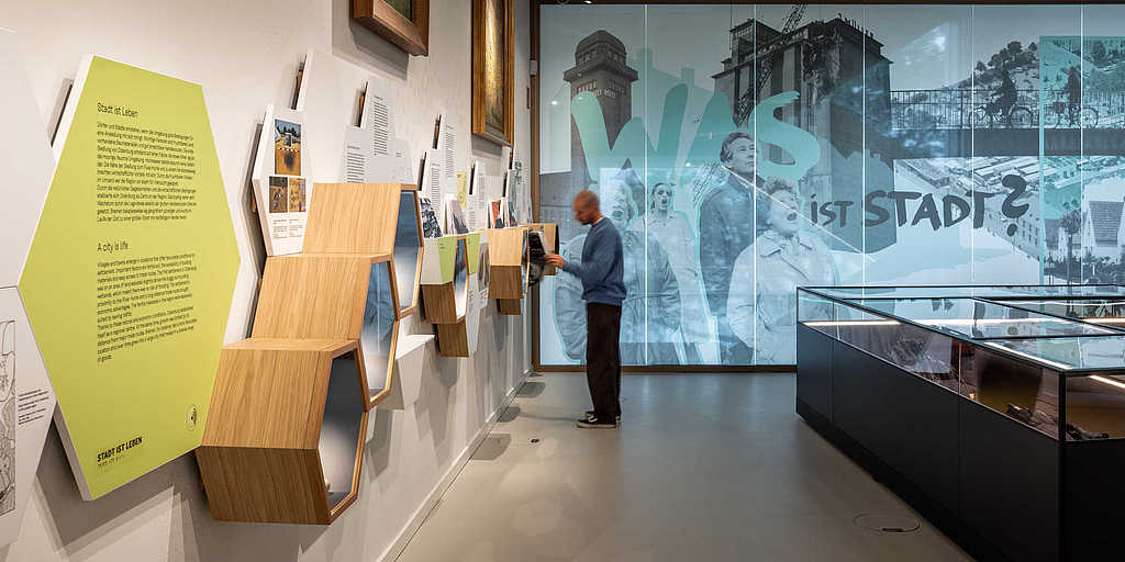 Blick in die Dauerausstellung des Stadtmuseums Oldenburg mit Ausstellungselementen und großformatiger Wandgrafik.