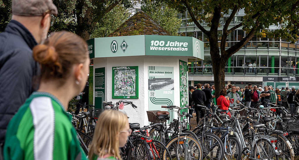 Gestalteter Kiosk zu 100 Jahre Weserstadion vor dem Bremer Weserstadion