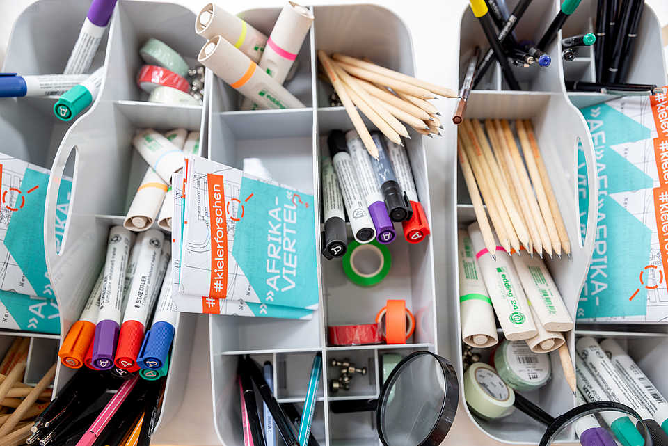 Stifte, Marker, Lupen und Arbeitsmaterialien für die gemeinsame Recherche im Workshopraum
