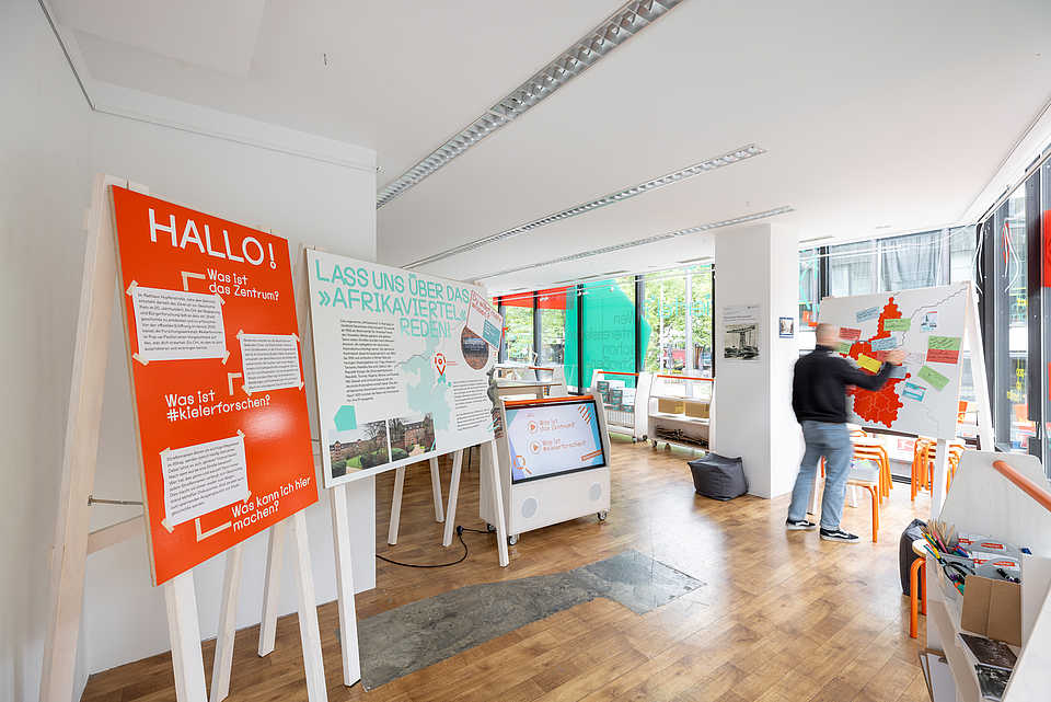 Workshopraum mit mobilen Tafeln und Arbeitsstationen