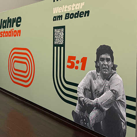 Wandgrafik mit historischem Fußballfoto von Diego Maradona, Spielstand und QR-Code