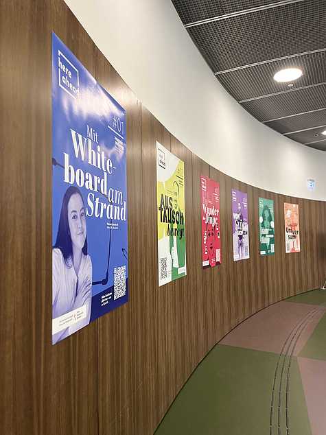 Here Ahead Plakatserie Großformatige Porträts der sechs Podcastgäste in der Ausstellung „Wurzeln & Wege“ in der Kassenhalle am Domshof.