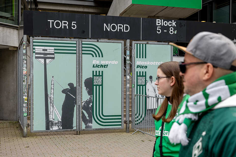 Gestaltete Eingangstore des Weserstadions mit historischen Motiven und QR-Codes