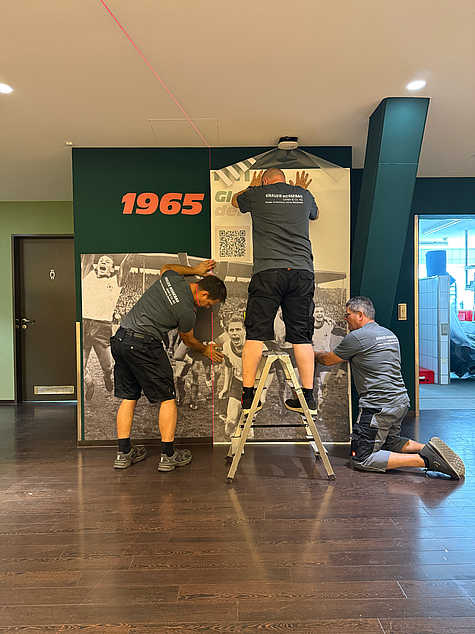 Montage einer großformatigen historischen Fotografie für die Wandgestaltung im Weserstadion