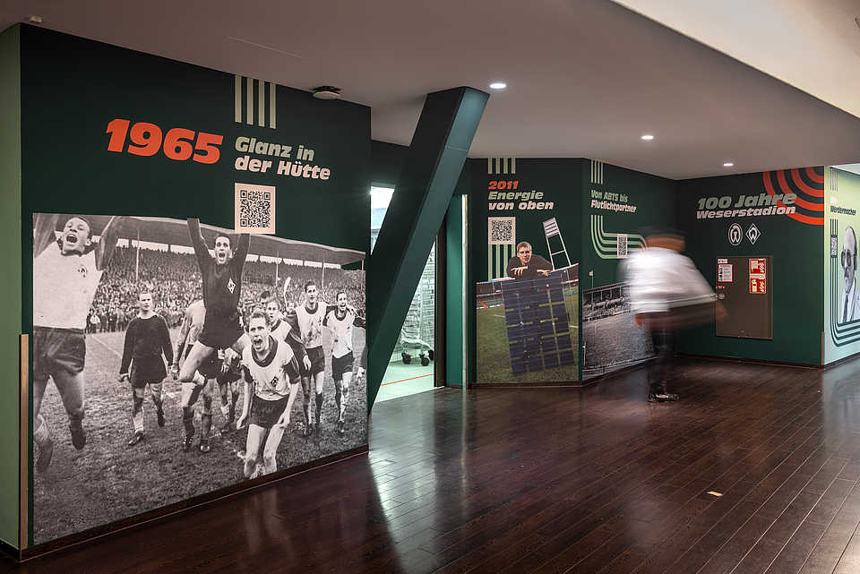Wandgestaltung im Weserstadion mit historischen Fußballmomenten, Grafiken und QR-Codes