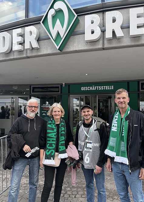 Mitglieder des GfG-Teams vor dem Weserstadion beim Launch von 100 Jahre Weserstadion
